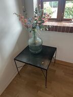 Bord inkl. vase m. kunstige blomster samt lysestager
