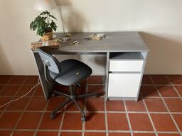 Skrivebord m. kontorstol, lampe & plante