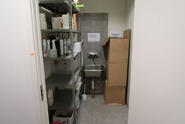 Lagerreol med div. Rengøringsmidler/rengøringsartikler