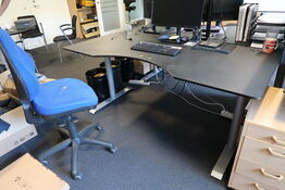 El. hæve/sænke skrivebord uden indhold samt kontorstol