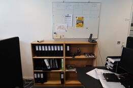 2 stk. reoler uden indhold samt whiteboard