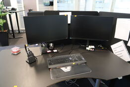 2 stk. computerskærme SAMSUNG F27T450FQR med tastatur og rollermouse