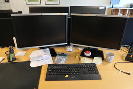 2 stk. computerskærme HP Compaq LA2405x med tastatur 