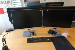 2 stk. computerskærme HP E243i med tastatur og mus