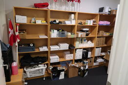 4 stk. reoler med div. Kontorartikler m.m.