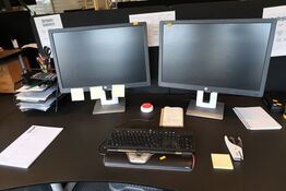 2 stk. computerskærme HP EliteDisplay E242 med tastatur og rollermouse