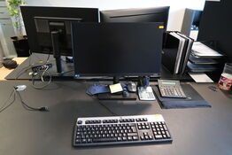 Computerskærm SAMSUNG F24T450FQR samt tastatur og mus