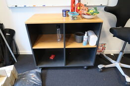 2 stk. reoler/skabe uden indhold