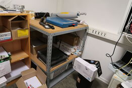 Bord/reol med skæremaskine DAHLE 868, lamineringsmaskine LEITZ m.m.