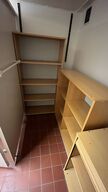 Fem reoler/skabe, assorterede 