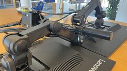 To Lenovoskærme med stativ