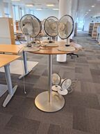 Højt cafébord samt ventilatorer 