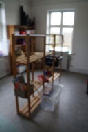 Reoler med indhold af diverse legetøj, julepynt, m.v.