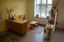 2 stk. reoler inkl. Diverse legetøj, m.v.