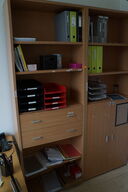 2 stk. reoler, skrivebord, whiteboard, m.v.