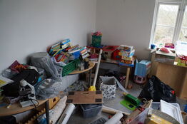 Indhold i rum af diverse legetøj, spil, m.v.