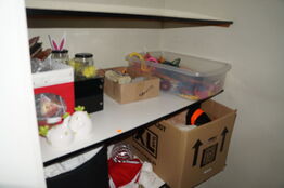 Indhold i rum af diverse kreating, nissehuer, m.v.