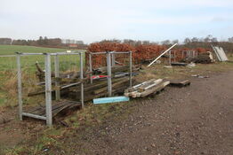 Div. Barreller med træ, tagplader, stolper m.m.