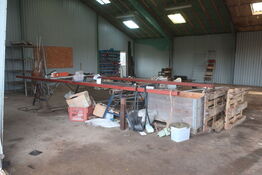 2 stk. rullebukke, paller, reoler, reservedele, værktøj, stiger m.m.