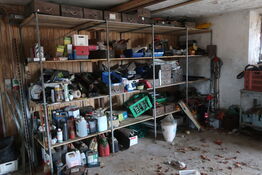 Reol med div. Reservedele og varelager samt rullevogn med indhold m.m.