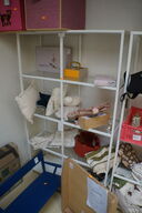 Reol med indhold af diverse puder, m.v.