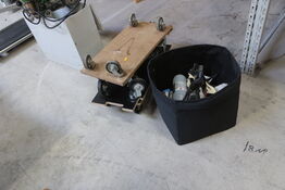 Div. Møbelhunde samt kasse med indhold