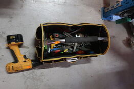 Værktøjstaske med div. Værktøj samt akku bore/skruemaskine 