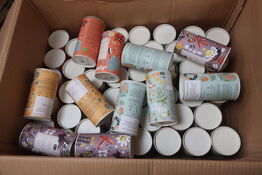 Flyttekasse med løs te i bøtter