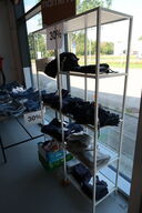 Reol med div. børnetøj NAME IT, BASIC NEEDS, ONLY & SONS m.fl. (forskellige størrelser, se billeder for mere info)