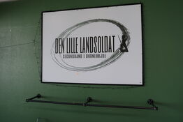 Skilt samt tøjtstativ