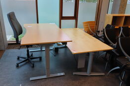 2 stk. Hæve/-sænkeborde + kontorstol mv. 