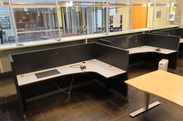 Diverse hæve/-sænkeborde, reoler 