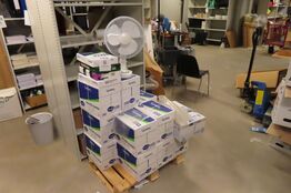 Palle med diverse kopipapir inkl. Blæser