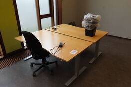 2 stk. Hæve/-sænkeborde & kontorstol KINNARPS