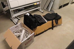 3 kasser med indhold af diverse ledninger mv. 