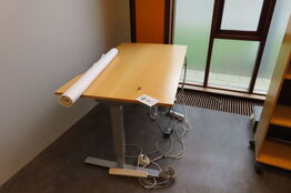 Hæve-/sænkebord + 2 stk. reoler