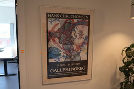 2 stk. plakater samt skab