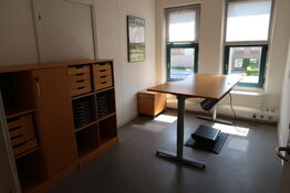 El. hæve/sænke skrivebord KINNARPS, reoler, skuffemodul m.m.