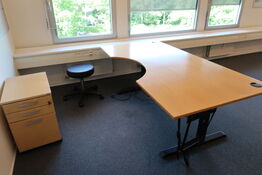 El. hæve/sænke skrivebord KINNARPS, kontorstol, skuffemodul, stumtjener m.m.