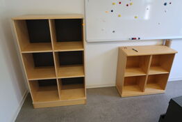 2 stk. reoler, whiteboard, opslagstavler m.m.