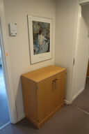 Skab, 2 stk. plakater samt whiteboard