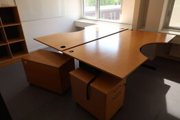 2 stk. el. hæve/sænke skriveborde KINNARPS, reoler, bord, whiteboard m.m.