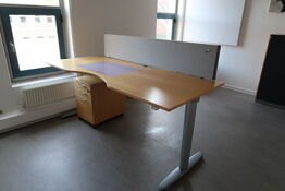 El. hæve/sænke skrivebord KINNARPS, skuffemodul, skab, stumtjener m.m.