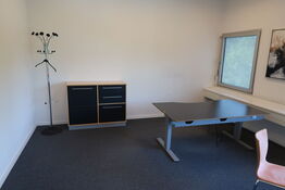 El. hæve/sænke skrivebord, stumtjener samt skab