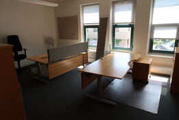 2 stk. el. hæve/sænke skriveborde KINNARPS, skuffemodul, kontorstol m.m.