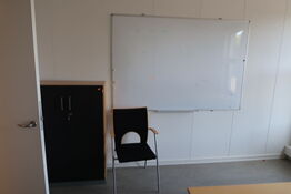 El. hæve/sænke skrivebord KINNARPS, skuffemodul, whiteboard m.m.