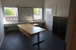 El. hæve/sænke skrivebord KINNARPS, reol, whiteboard m.m.