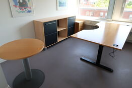 El. hæve/sænke skrivebord KINNARPS, reol, skuffemodul m.m.