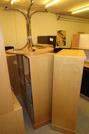2 stk. reoler, bord, 2 stk. skuffemoduler, skab KINNARPS, kontorstol, 2 stk. barborde m.m.