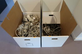 2 stk. flyttekasser med forlængerledninger